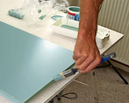 Male køkkenlåger: Når malingen har tørret i 5-10 timer, er lågen klar til endnu et lag maling. Male køkkenlåger: Når malingen har tørret i 5-10 timer, er lågen klar til endnu et lag maling.